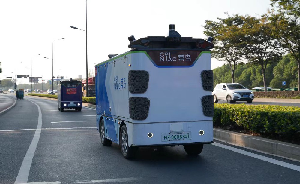 媒体管家： 菜鸟无人车现身“双11”：单车日均运送包裹2000件 每票快递降本1毛(图1)
