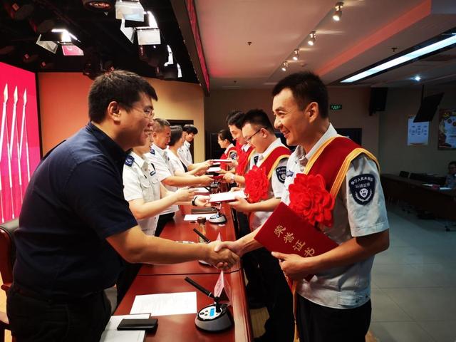 “环保奶奶”登台宣讲 为房山“环保卫士”鼓劲儿(图2)