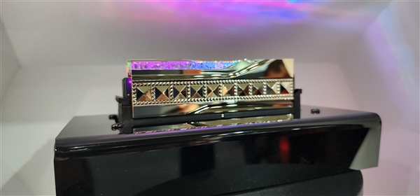 芝奇把内存做出了皇家的感觉！无比耀眼的土豪金(图2)