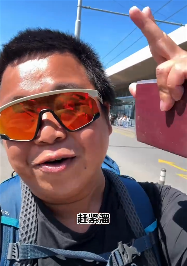 自称被绑架冲上热搜！蓝战非一分钟视频报价150万 年收入九位数(图1)