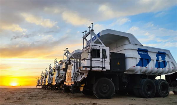 无人驾驶+无人换电全流程运营！全国单矿最大规模电动无人矿卡落地(图1)